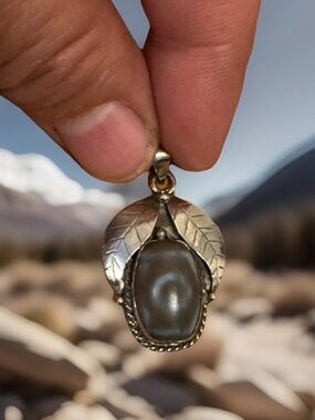 Vintage & Handcrafted Tibetan One Eye Agate(Dzi) Amulet Pendant Set In Silver